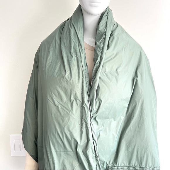 FABLETICS NWT Unisex Smoke Green Large Pockets Lightweight Nylon Puffer Scarf - Picture 4 of 16